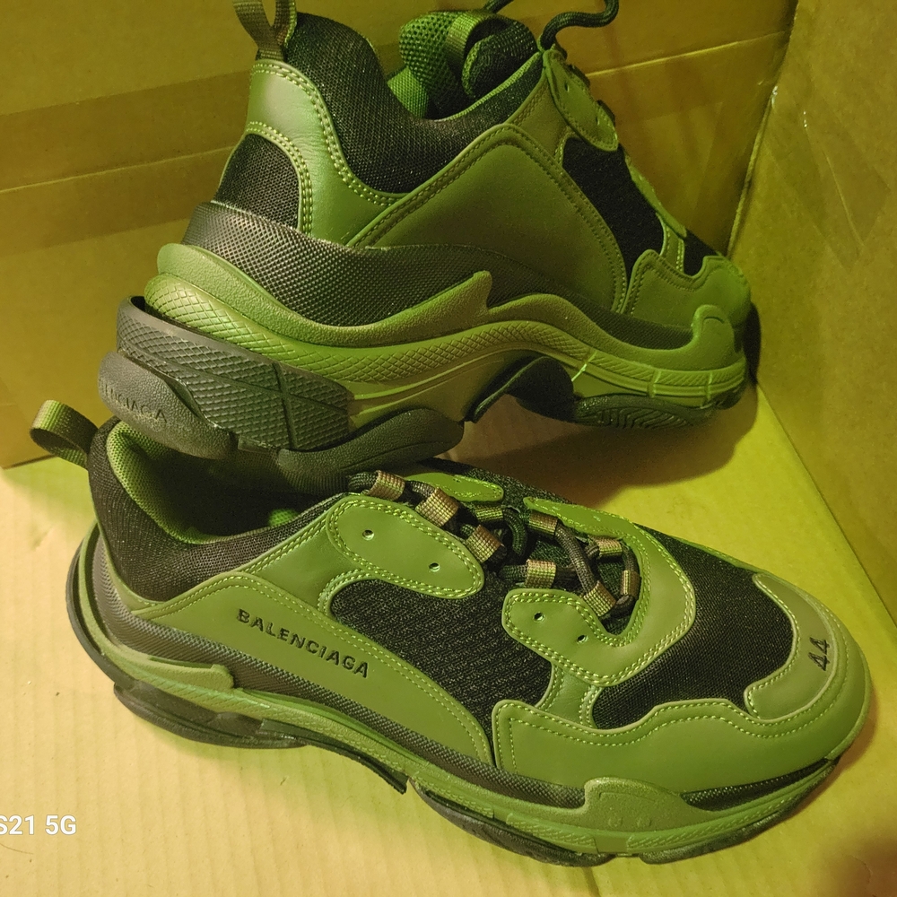 Balenciaga Green Sneakers with Bold Design and Comfort